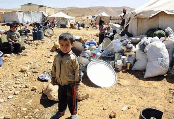 一位叙利亚小难民为躲避战乱，离开家乡叙利亚小城Flita 图片来自《新闻周刊》网站