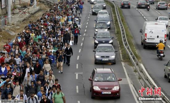 难民们在高速路上行走，一度导致匈牙利首都交通瘫痪。