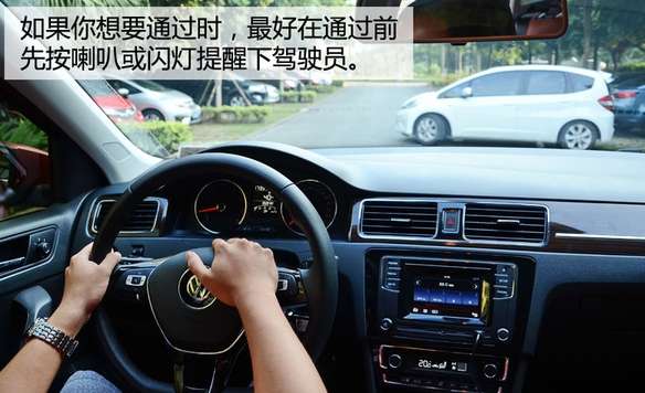 當你在最左側車道超前面的大貨車時,你右邊的車道上總有一些開得飛快