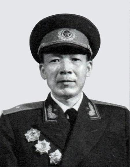 张阳为张秀龙将军祝寿开国少将张秀龙全身像张秀龙(1914—),湖北沔阳