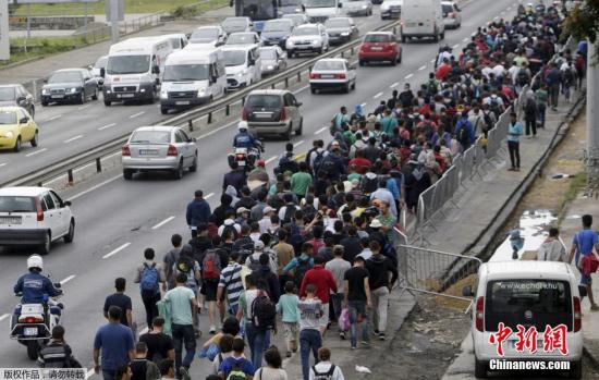 约4千名移民当地时间9月5日早上通过匈奥边境进入奥地利，得到奥地利方面安置。