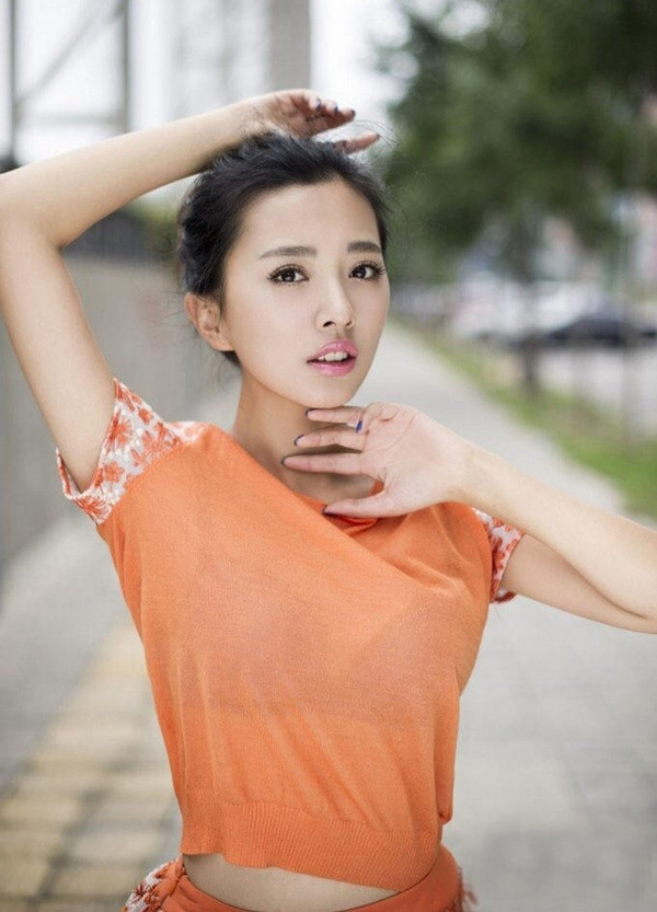 北京电影学院校花刘芮侨脸颊粉嫩 堪称电眼女神