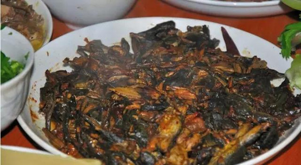 此菜为东北地区名品佳肴,色酱红,味咸鲜,质地酥烂,是高档宴席上的珍馐