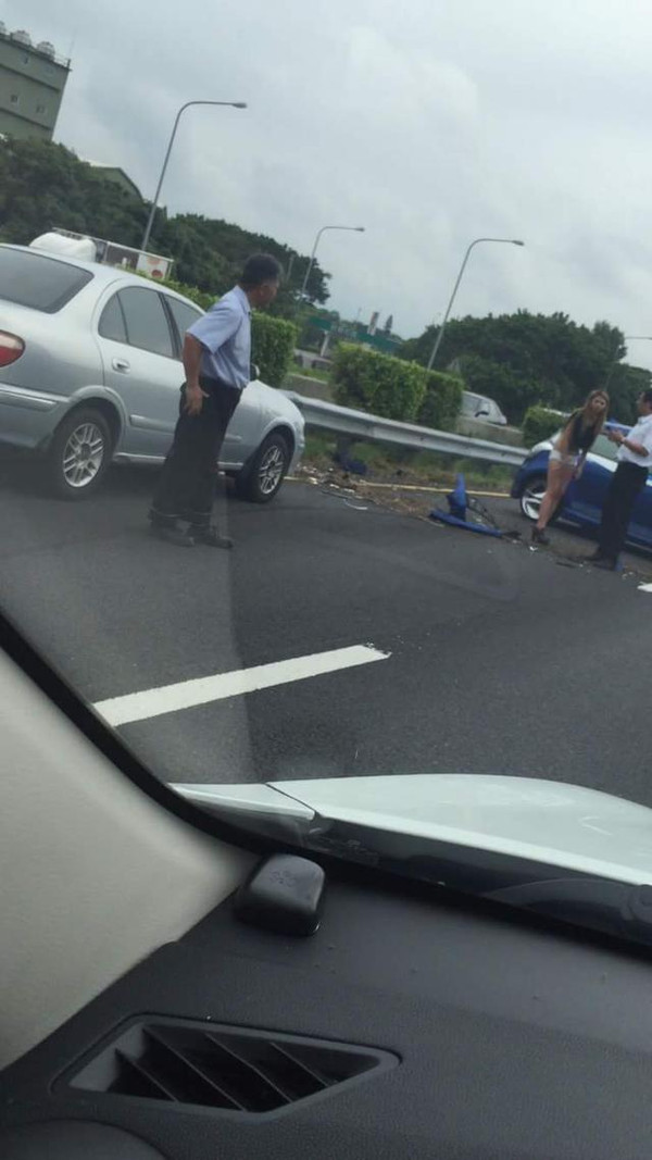 車禍現場超辣女司機,路人看多幾眼都出事