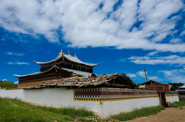 山上的這座殿內供奉有五世格爾底活佛肉身,已有300多年的歷史,遊客