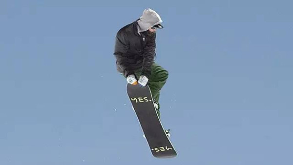 单板滑雪日式抓板图片