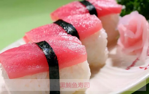 糯米浸泡,蒸熟,加盐,糖,寿司醋拌匀,卷上紫菜卷,制成寿司.2.