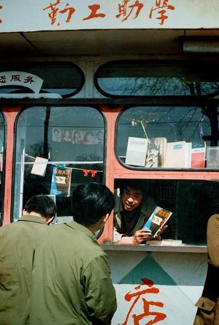 80年代的大学生那个年代都做什么?老照片带你回忆