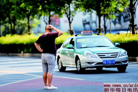 9月16日,乘客在杭州市區路邊等待出租車.