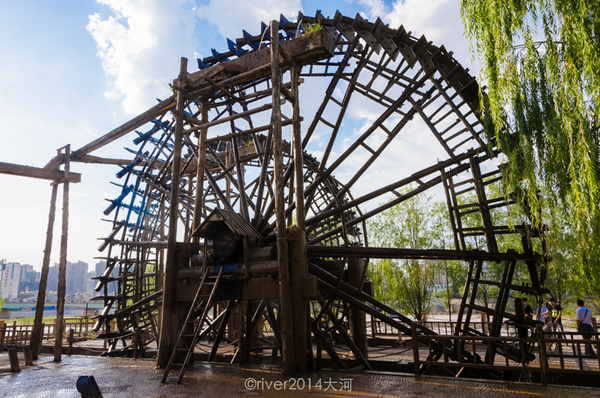 一路上經過了一片長長的公園,蘭州雖然位於西北,環境還算不錯.