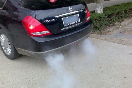 1,车辆排气管冒白烟,冷车时严重,热车后就不冒白烟了故障判定:假故障