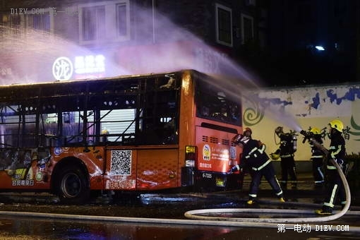 杭州闹市区厦门金旅混合动力公交车起火燃烧