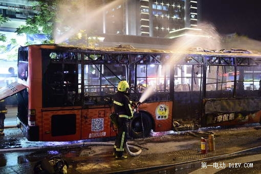 杭州闹市区厦门金旅混合动力公交车起火燃烧