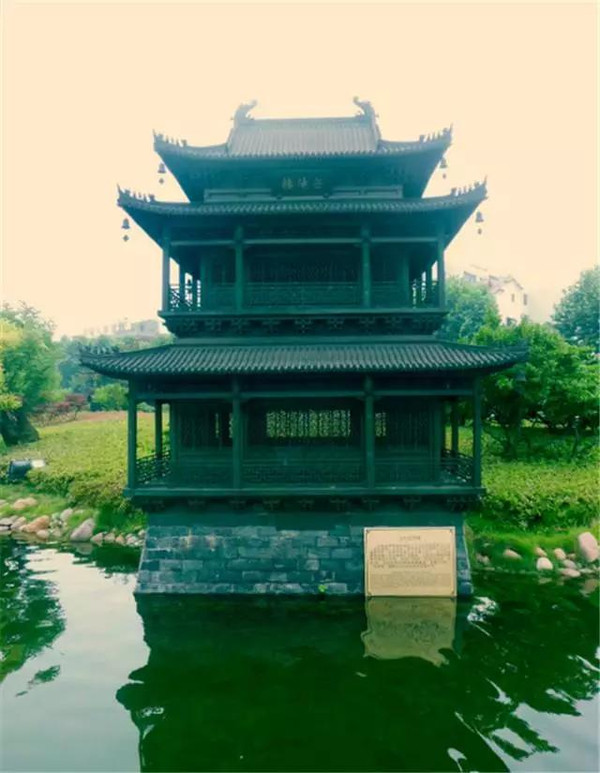 岳阳楼 钱大昕杰阁出城墉,惊涛日夜舂.地吞八百里,云浸两三峰.