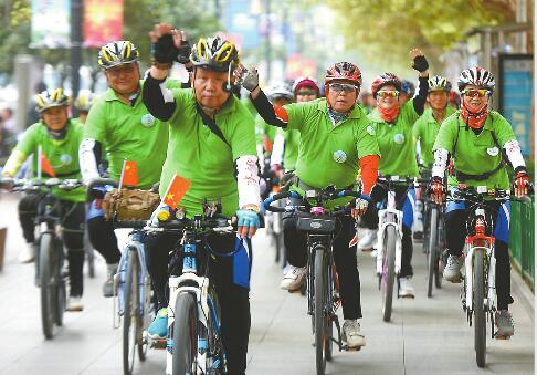 "活动中,时报骑行俱乐部170余名会员,环绕老城健康骑行倡导绿色出行