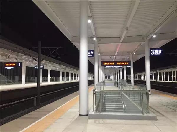 duang~来到了马鞍山东站的站台,此时天色已经完全黑了,但是我们的东站