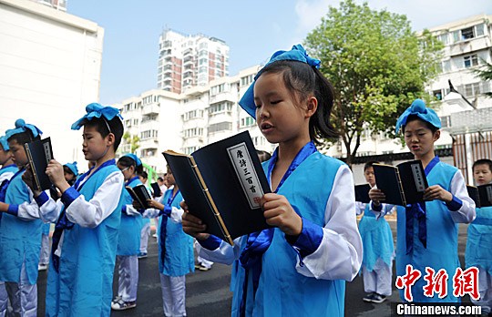 安徽小学生经典诵读迎中秋(图)