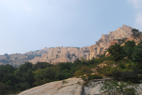 登上過這個海撥1400餘米,全程長10華里的祖山主景區畫廊谷頂峰,爾後又