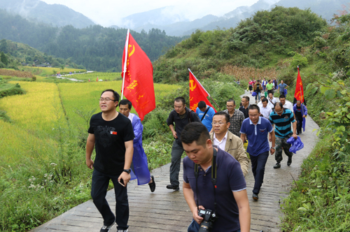 图为党员们徒步在乡间小路上(罗文刚 摄)