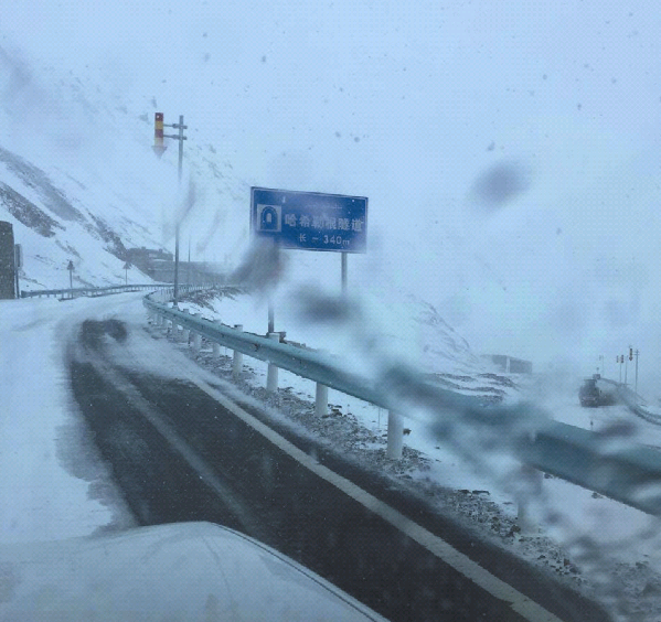 雪天气,致使路面结冰交通受阻,交警部门建议通行此路段的车辆注意绕行