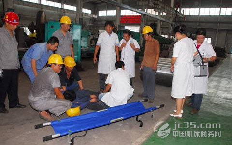 机床操作事故现场案例一 操作过程出意外 年轻男子卷入机床遇难2015年