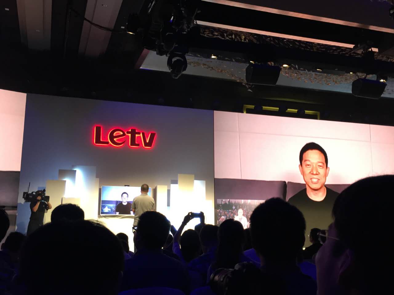 乐视ceo贾跃亭通过超级电视的视频连线功能现身发布会并宣布第3代