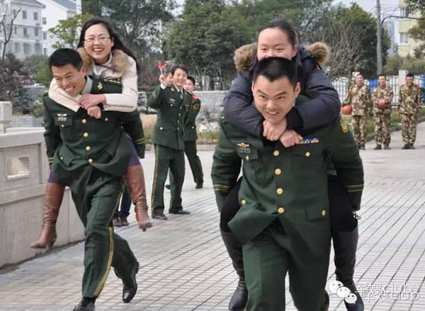 婚後:軍嫂對著櫥窗裡的一條裙子徘徊良久,軍哥打趣道: