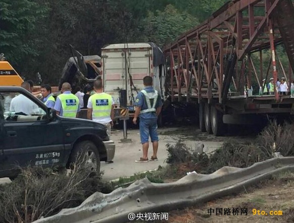 湖南:潭邵高速发生交通事故 已致22人死亡