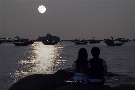 广西钦州三娘湾现"超级红月亮"
