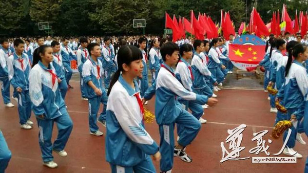 遵义市第十一中学升国旗(王华 摄)遵义市第十一中学升国旗(王华 摄)