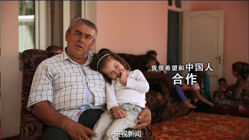 除此之外,节目还通过海量数据的挖掘,找到沿线各国彼此需要的真实逻辑。选取40多亿普通百姓的生活细节来呈现,最终建立起观众对“一带一路”沿线国家“命运共同体”的全新认知。比如中国5000年前的发明与印度最新的服装时尚的联系,中国的一个面包和哈萨克斯坦的一张馕的关联、东莞举家搬迁的生产线与孟加拉吉大港工人的平均工资的关系等。