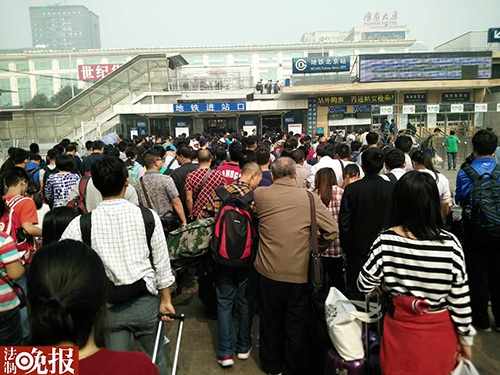 北京站地铁外乘客排长队 摄/法制晚报记者 田宝希