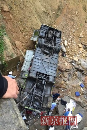 安徽霍山县大巴车坠桥至少7人死亡