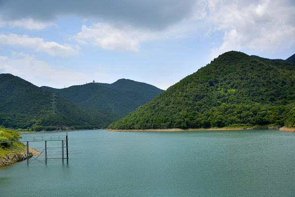 南洞水库,西与马岙接界,北濒海洋,东到龙皇宫,南接白泉,盆状地形,中部