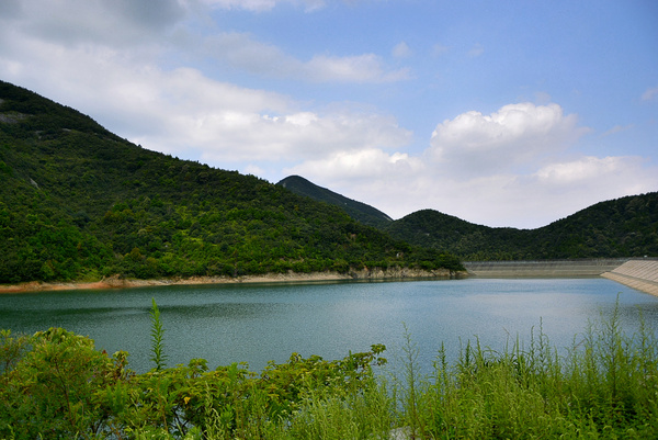 南洞水库,西与马岙接界,北濒海洋,东到龙皇宫,南接白泉,盆状地形,中部