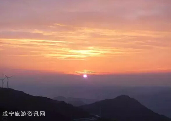 這時太陽已經紅透了半邊天,就如火在燒雲一樣,千呼萬喚始出來,猶抱