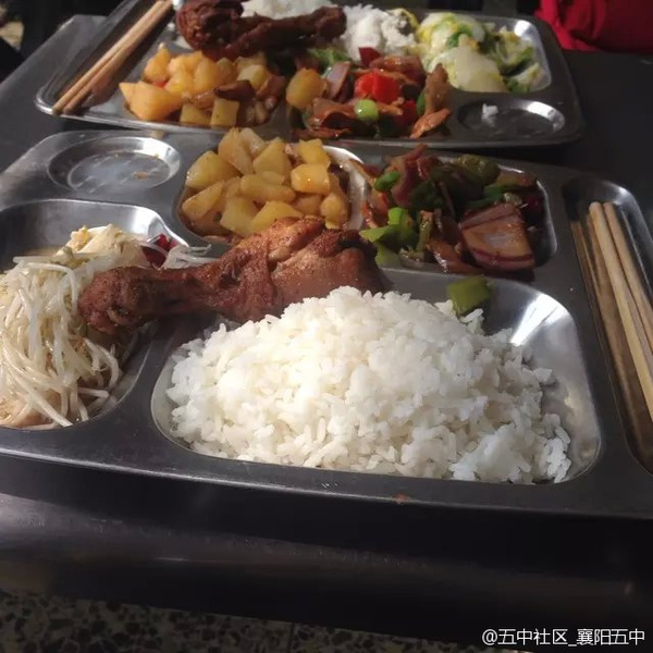 并称发餐票已是五中传统:每年校庆日全校同学免费在食堂就餐!