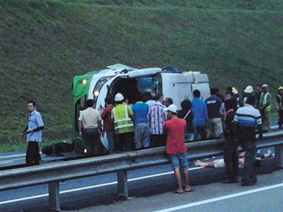 7日,马来西亚柔佛州发生车祸,造成4名中国人死亡,1人重伤。图为侧翻的旅游巴士。