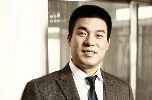 胡润富豪榜。他是郑耀南，广东都市丽人实业有限公司老板。他就是我们身边的传奇，他的公司总部位于东莞凤岗镇。
