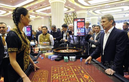 10月8日在俄远东符拉迪沃斯托克郊外新开业的赌场内，客人正在玩轮盘赌。（图片来源：共同社）