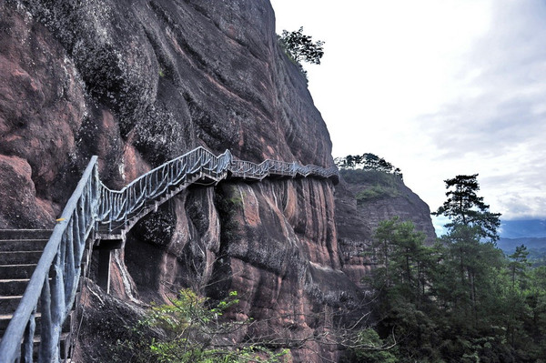 萬佛山委實不高,但是登山的棧道足夠讓你流汗的.