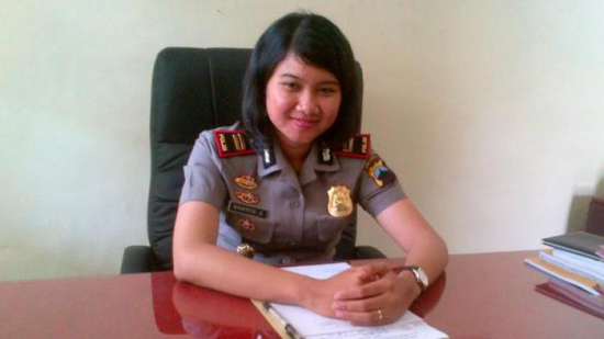 脸上始终挂着笑容，稚气未脱的印尼女警伊普图今年只有23岁。Kompas.com