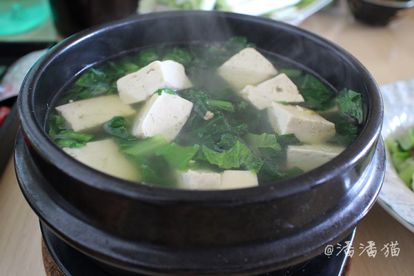 小白菜豆腐汤也很简单,海米,豆腐,姜末放入锅中先煮一刻钟,临出锅时放