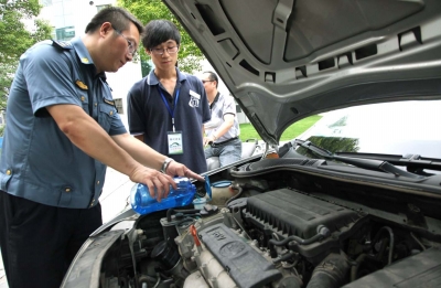 的汽車維修專家們走進機關,為車主提供免費的車輛檢查,維修諮詢等服務