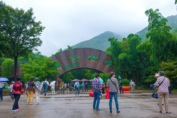 扇面形的景區入口,熙熙攘攘的遊客很多,可見南山竹海的魅力.