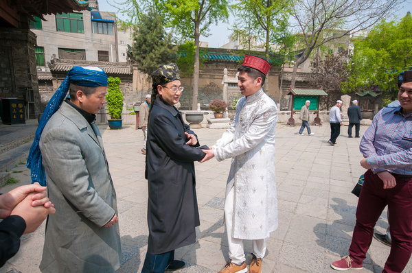 在"伊扎布"前要先去清真寺"晌礼(穆斯林一天五次礼拜时间之一,以