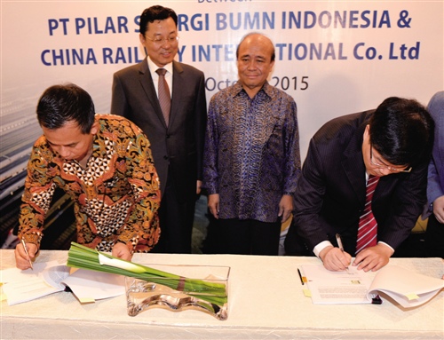 10月16日，中国铁路总公司在印度尼西亚首都雅加达与印度尼西亚四家国有企业签署协议成立合资企业，这标志着中国企业正式赢得雅加达-万隆（雅万）高铁项目。雅万高铁系印尼首条高速铁路，全长约150公里，最高设计时速300公里，拟于2015年11月开工建设，三年建成通车。