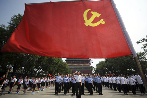 2015年7月7日，北京，新党员进行了入党宣誓仪式。CFP图。