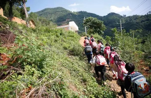 翻山越嶺每天走30公里這樣的上學路真的很心酸