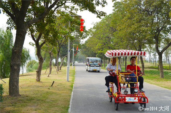 也可以選擇租賃四輪車,兩輪自行車或者乘坐電瓶車遊覽.